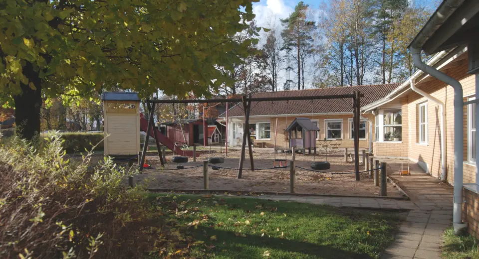 Visar fasad på Asklanda förskola, med utegård i förgrunden