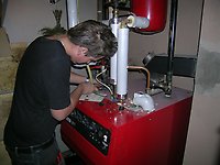 VVS-Lärling installerar värmepanna