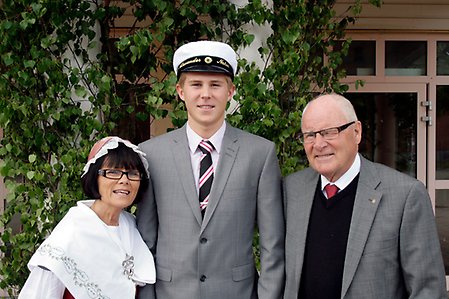 Sundlerpristagare 2009 Alexander Hallner flankerad av makarna Kempe