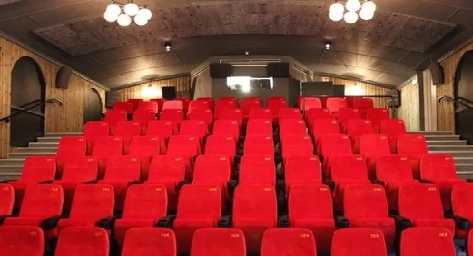 Röda biografstolar på Rialto bio salong 1.