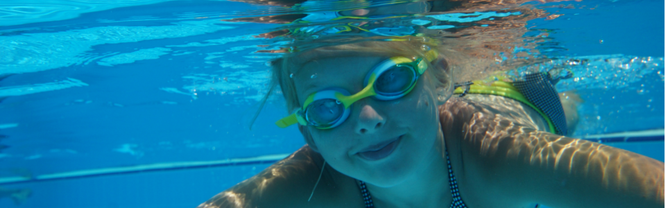 En flicka som simmar