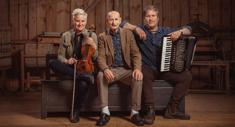 tre musiker sittande