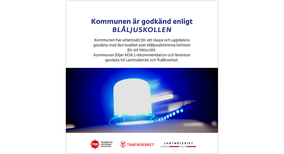 Gröna ängar med hus i bakgrunden. Text: Den goda kommunen med 13 000 invånare 2027