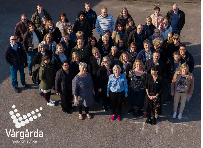 Personalen i socialtjänst i en gruppbild tagen ovanfrån. 