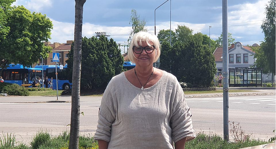 Anställde Helena Thorild på Resursenheten. Står framför stationsområdet i Vårgårda.
