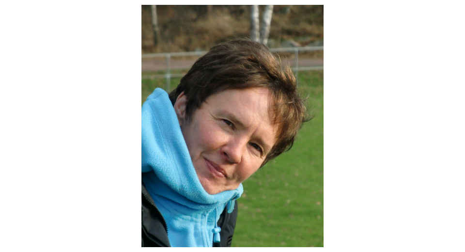 Porträtt bild på författare Kerstin Lundberg/Hahn i utomhusmiljö.