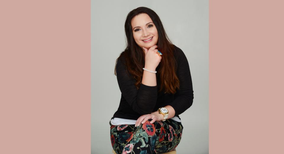 Sofia Jarlo sitter och ler