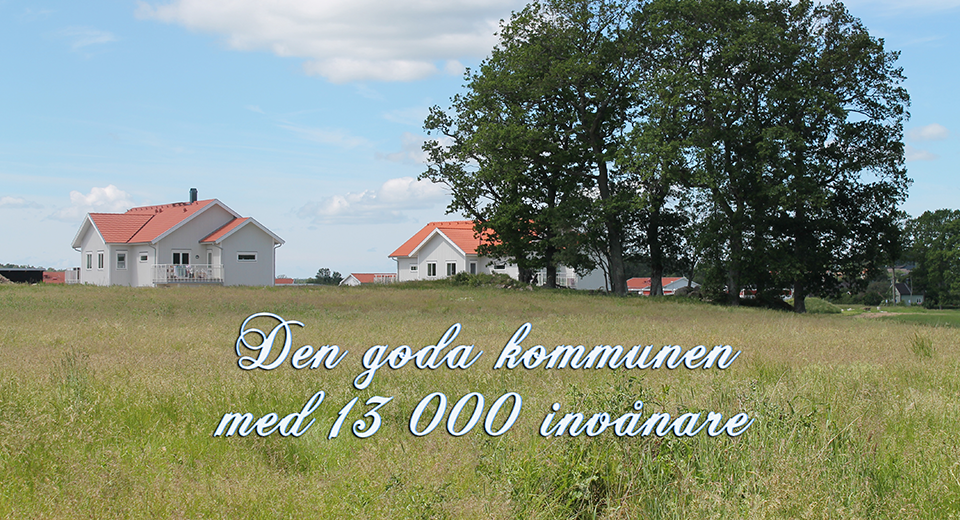 Gröna ängar med hus i bakgrunden. Text: Den goda kommunen med 13 000 invånare 2027