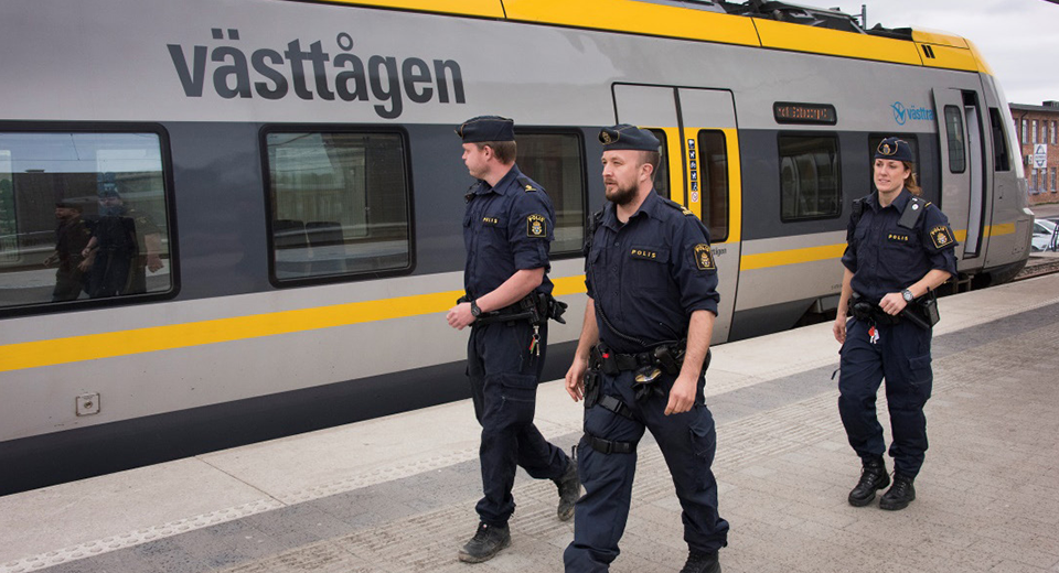 Tre poliser patrullerar vid stationsområdet i Alingsås