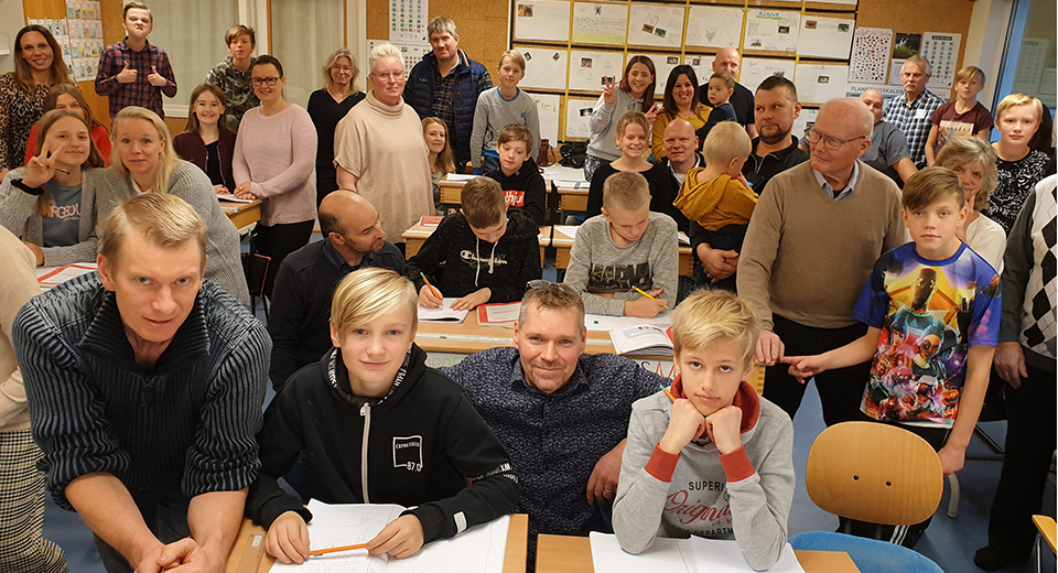 Anhöriga, lärare och elever samlades lördagen den 16:e november för öppet hus. Bild på en klass. 