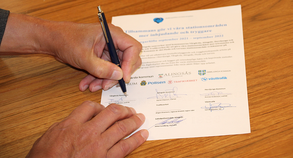 Hand som signerar ett avtal på papper