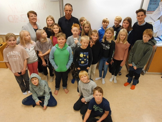 Christer Fuglesang tillsammans med elever på Lena skola