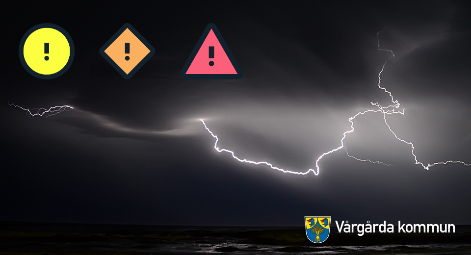 Blixt som lyser upp himlen. De tre varningssymbolerna för gul, orange och röd varning i bildens vänstra hörn.