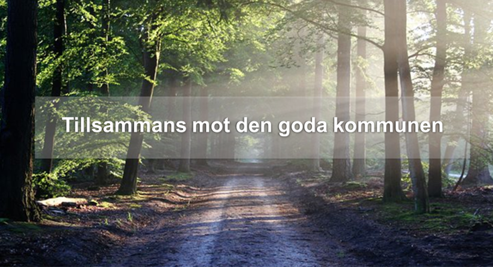 Skogsväg med text, tillsammans mot den goda kommunen