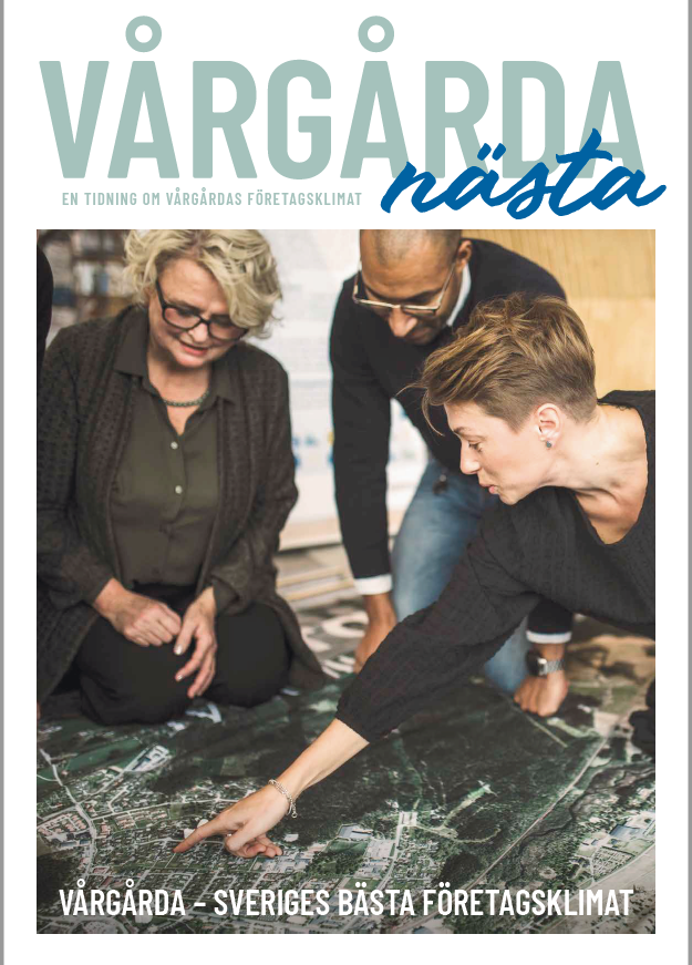 Framsida av tidningen Vårgårda nästa - Bygg och miljökontor som tittar på en karta över Vårgårda