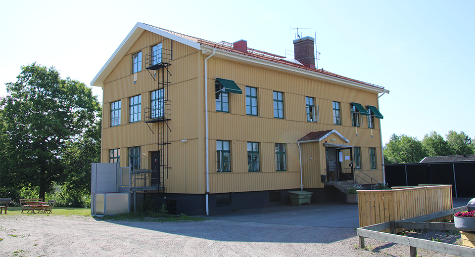 Vy över Familjens hus i solsken