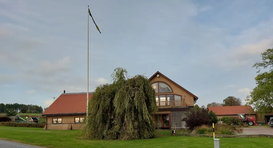 Visar fasad på Förskolan Solrosen i Hol