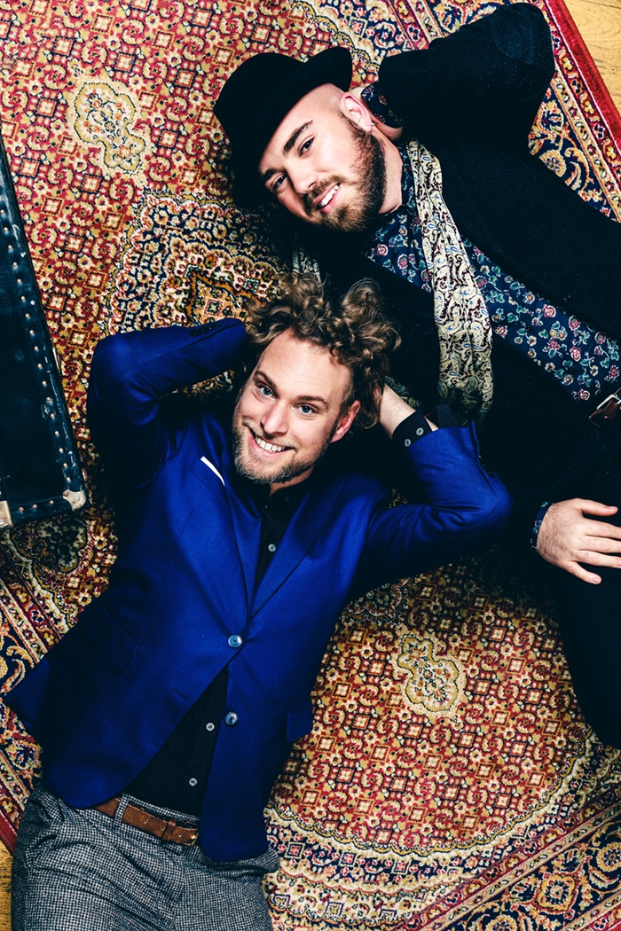 Jonatan Bengtsson och Robin Rösehag ligger på en matta på golvet.