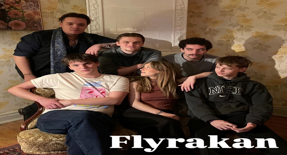 Bandet Flyrakans sex medlemmar sitter samlade på och vid en soffa.