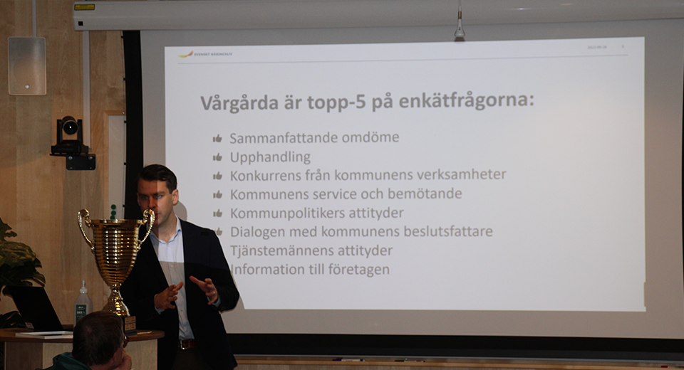 Anton Oskarsson visar på skärm hur Vårgårda lyckats. 