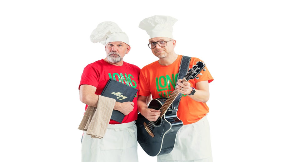 Två män i kockmössa. En har gitarr. Den andra har en meny i handen.