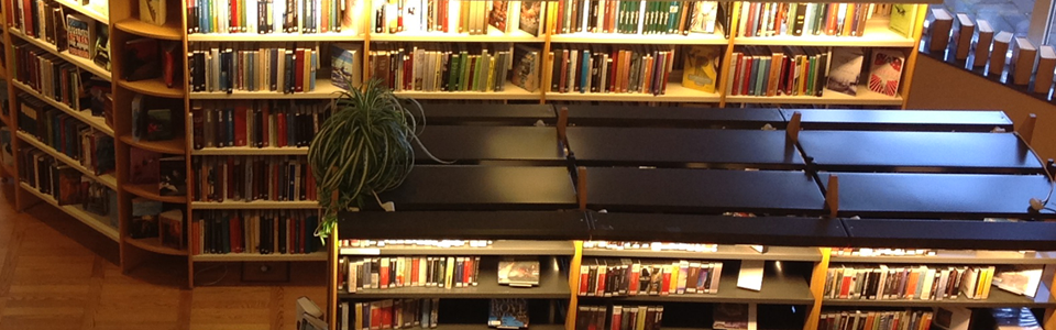 Del av bibliotekets ljudboksavdelning, sett uppifrån andra våningen
