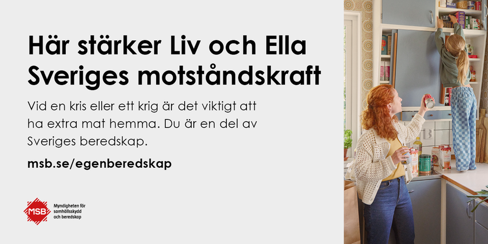 Bild på mamma som räcker en konservburk till dotetrn som står på bänken och stuvar in mat i ett skåp. Text: Här stärker Liv och Ella Sveriges motståndskraft.