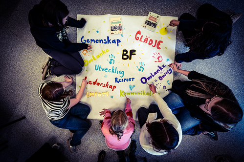 Ungdomar på  teambuilding