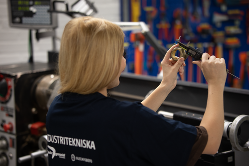 Läser av med skjutmått