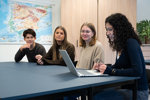 Ungdomar samtalar i klassrum