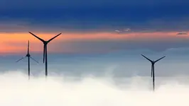 Vindkraftverk i dimma