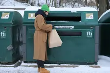 Person som återvinner