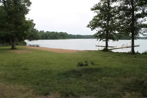 Stranden till en sjö vid Kvinnestadsjön